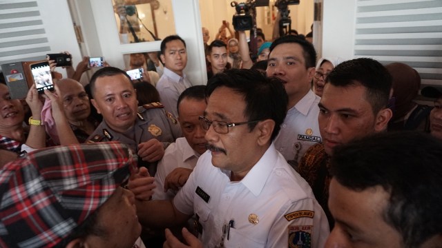 Djarot saat nyanyi bersama Addie MS di Balai Kota. (Foto: Aditia Noviansyah/kumparan)