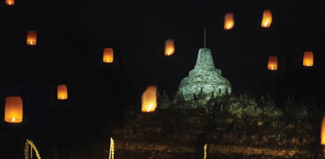 Makna dibalik pelepasan Lampion pada Perayaan Waisak di Candi Borobudur