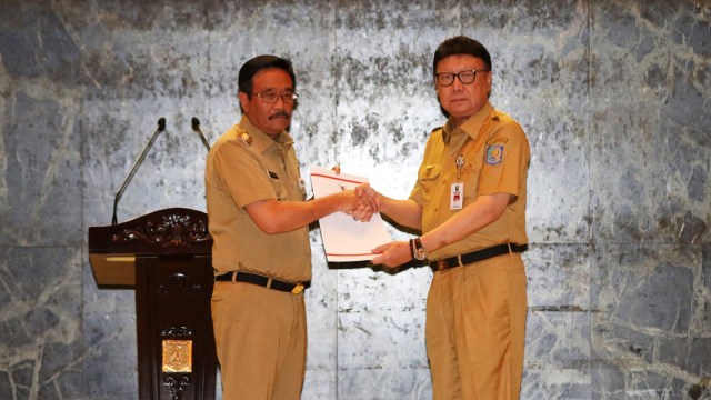 Mendagri memberikan SK PLT Gubernur. (Foto: Antara/Rivan Awal Lingga)