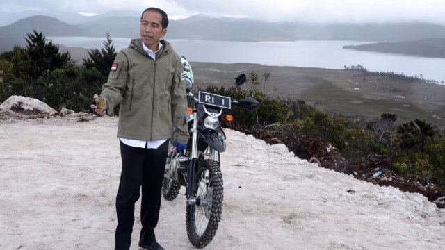 Presiden Jokowi naik motor trail di Trans Papua. (Foto: Dok. Biri Pers Sespres)