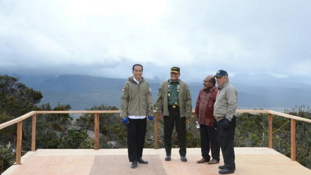 Presiden Jokowi naik motor trail di Trans Papua. (Foto: Dok. Biro Pers Sespres)