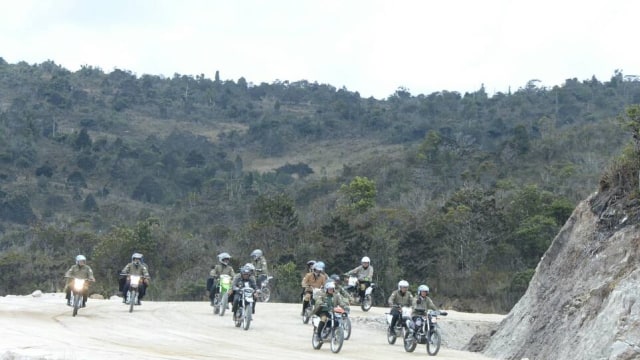 Presiden Jokowi naik motor trail di Trans Papua. (Foto: Dok. Biro Pers Sespres)