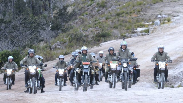 Presiden Jokowi naik motor trail di Trans Papua. (Foto: Dok. Biro Pers Sespres)