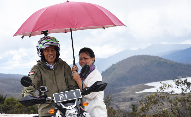 Jokowi tinjau Jalur Trans Papua dengan motor trail (Foto: ANTARA FOTO/Iwan Adisaputra)