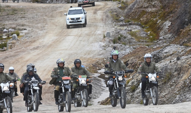 Jokowi tinjau Jalur Trans Papua dengan motor trail (Foto: ANTARA FOTO/Iwan Adisaputra)