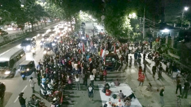 Pendukung Ahok demo di Pengadilan Tinggi Jakarta. (Foto: Fahrian Saleh/kumparan)