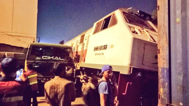 Kereta menabrak truk di Tanjung Priok. (Foto: Twitter/TMC Polda Metro)