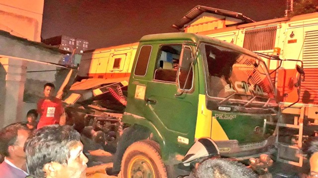 Kereta menabrak truk di Tanjung Priok. (Foto: Twitter/TMC Polda Metro)