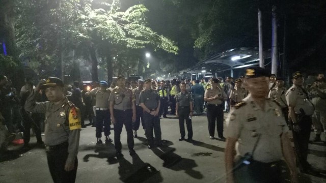 Polisi minta pendukung Ahok membubarkan diri. (Foto: Fahrian Saleh/kumparan)