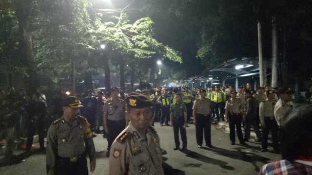 Polisi minta pendukung Ahok membubarkan diri. (Foto: Fahrian Saleh/kumparan)