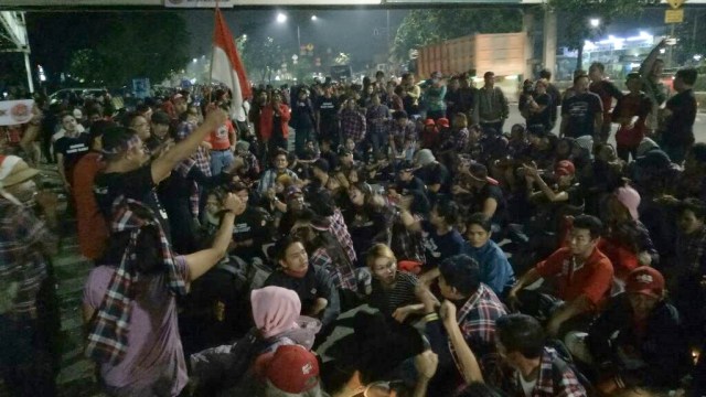 Pendukung Ahok tak mau membubarkan diri. (Foto: Fahrian Saleh/kumparan)