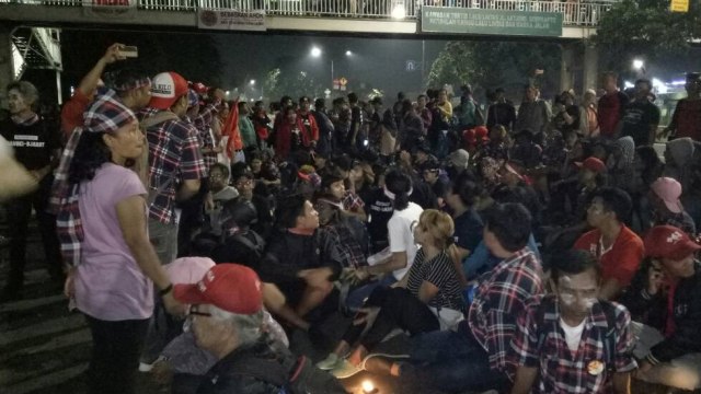 Pendukung Ahok tak mau membubarkan diri. (Foto: Fahrian Saleh/kumparan)