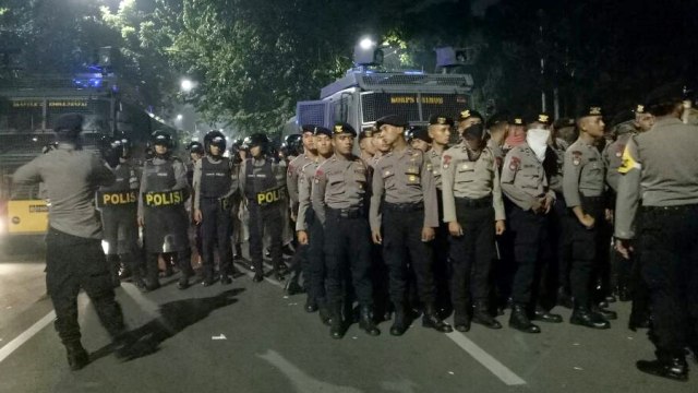 Polisi bersiaga, siap bubarkan massa Ahok. (Foto: Fahrian Saleh/kumparan)