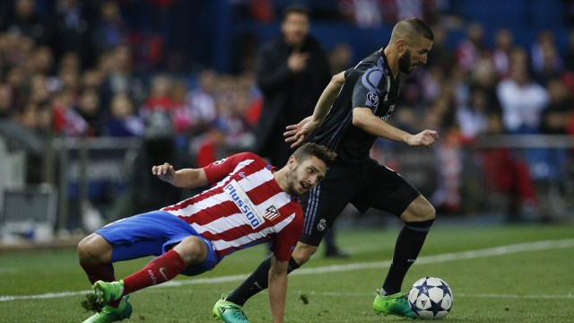 Benzema repotkan pertahanan Atletico. (Foto: Reuters/Juan Medina)