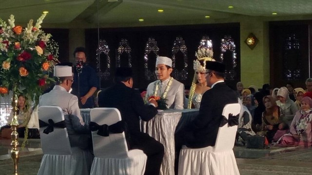 Proses Akad nikah gitaris Maliq D'Essential Lale. (Foto: Yurika Kencana/kumparan)