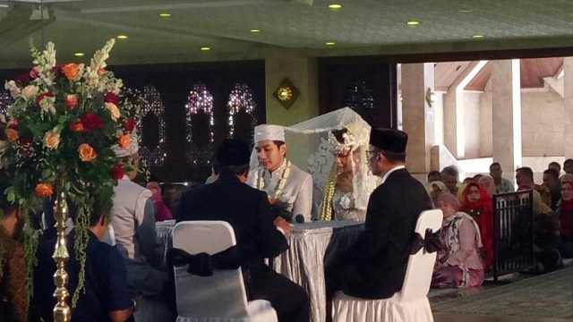 Proses Akad nikah gitaris Maliq D'Essential Lale. (Foto: Yurika Kencana/kumparan)