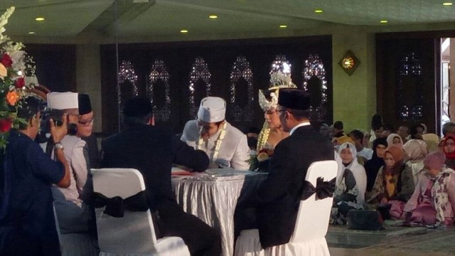 Proses Akad nikah gitaris Maliq D'Essential Lale. (Foto: Yurika Kencana/kumparan)