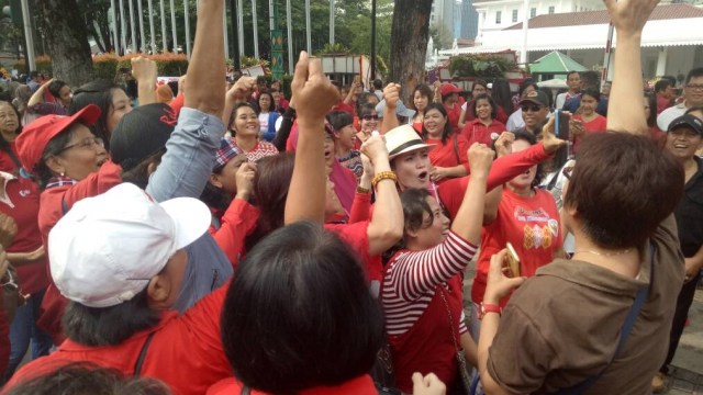 Massa pendukung Ahok di Balai Kota. (Foto: Johanes Hutabarat/kumparan)