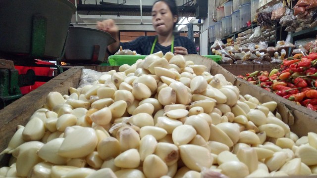 Bawang putih di Pasar Jaya Kramat Jati (Foto: Novan Nurul Alam/kumparan)