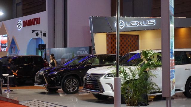 Mobil Lexus di pameran GIIAS Makassar 2017  (Foto: Gesit Prayogi/kumparan)
