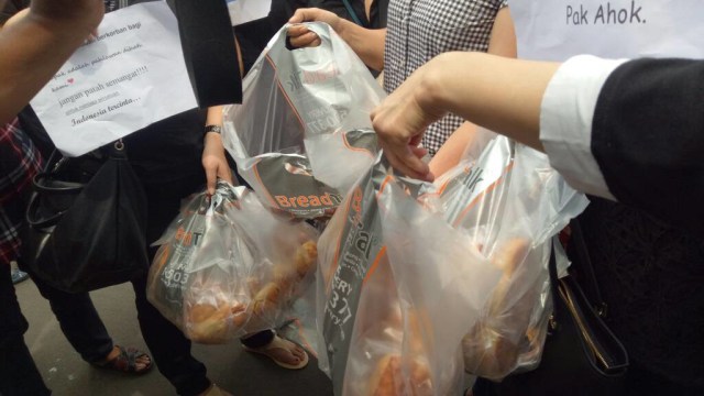 Mama cantik (macan) beri roti untuk relawan Ahok (Foto: Aprilandika Pratama/kumparan)