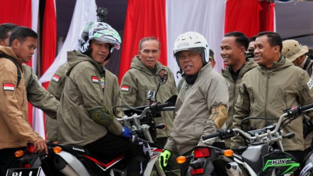 Jokowi menjajal Jalan Trans Papua dengan trail (Foto: Dok. Kementerian PU)