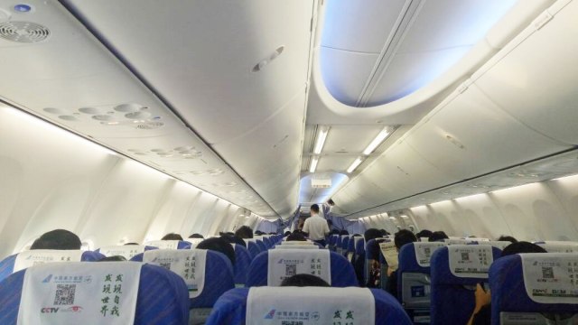 Kondisi di dalam pesawat, banyak kursi kosong. (Foto: Wisnu Prasetiyo/kumparan)