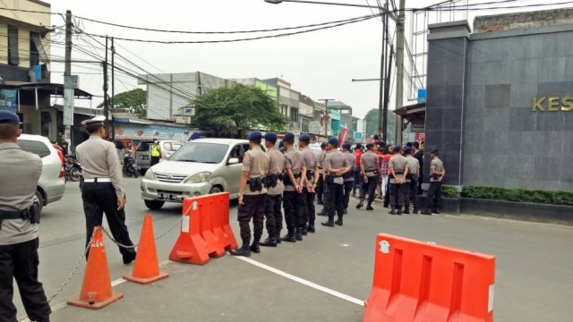 Pemasangan pagar berduri di depan Mak Brimob. (Foto: Aprilandika Pratama/kumparan)