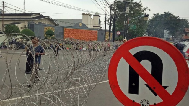 Pemasangan pagar berduri di depan Mak Brimob. (Foto: Aprilandika Pratama/kumparan)