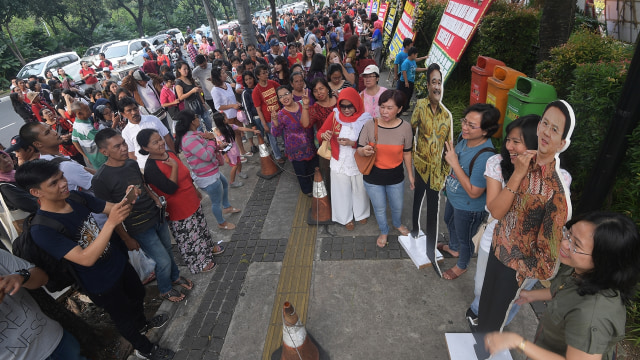 Berfoto dengan standing figure Ahok-Djarot (Foto:  ANTARA FOTO/Sigid Kurniawan)