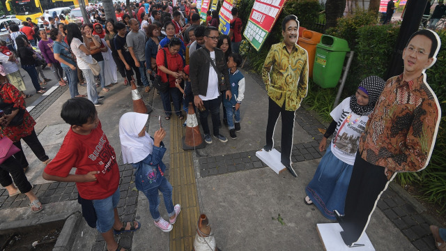 Berfoto dengan standing figure Ahok-Djarot (Foto:  ANTARA FOTO/Sigid Kurniawan)