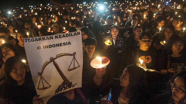 Aksi Solidaritas Seribu Lilin untuk Ahok di Bali. (Foto: ANTARA FOTO/Nyoman Budhiana)