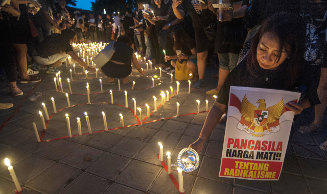 Aksi Solidaritas Seribu Lilin untuk Ahok di Bali. (Foto: ANTARA FOTO/Nyoman Budhiana)