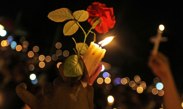 Aksi Seribu Lilin untuk Ahok di Pekanbaru. (Foto: ANTARA FOTO/Rony Muharrman)