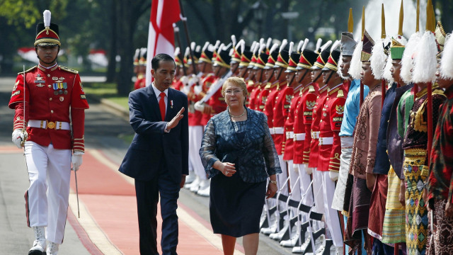 Presiden Jokowi menerima Presiden Bachelet. (Foto: Reuters/Darren Whiteside)