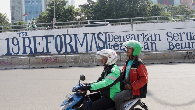 Mural peringati 19 tahun reformasi Foto: Fanny Kusumawardhani/kumparan