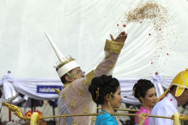 Tradisi Tabur Benih di Thailand (Foto: REUTERS/Athit Perawongmetha)