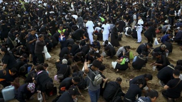 Tradisi Tabur Benih di Thailand (Foto: REUTERS/Athit Perawongmetha)