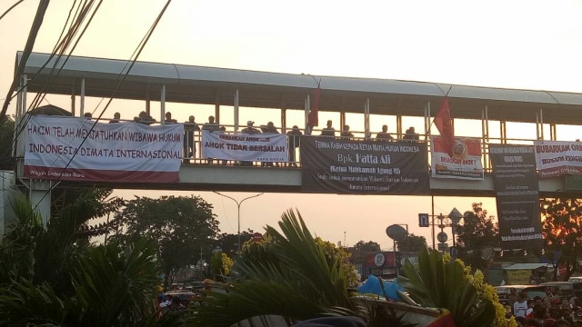 Spanduk di JPO Pengadilan Tinggi Jakarta (Foto: Aria Pradana/kumparan)