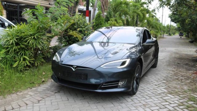 Dahlan Iskan mengendarai Mobil Tesla Listrik. (Foto: Facebook/Dahnil Anzar Simanjuntak )
