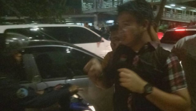 Salah satu massa pendukung Ahok ditangkap (Foto: Aria Pradana/kumparan)