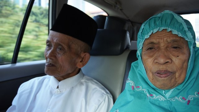 Kakek Khaerudin dan istri (Foto: Aprilandika Pratama/kumparan)