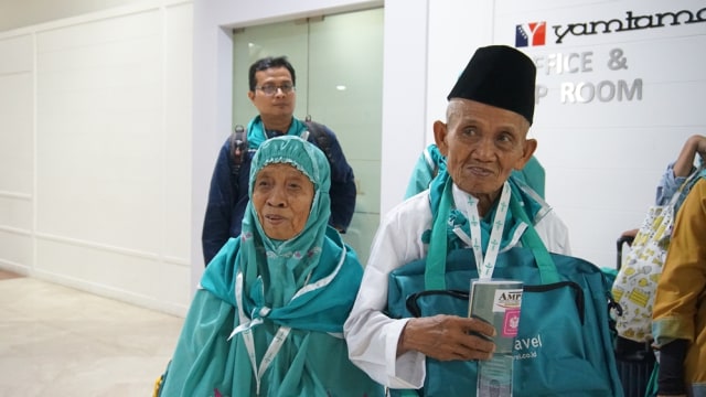 Kakek Khaerudin bersiap berangkat umrah (Foto: Aprilandika Pratama/kumparan)