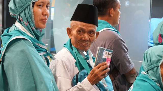 Kakek Khaerudin bersiap berangkat umroh (Foto: Aprilandika Pratama/kumparan)