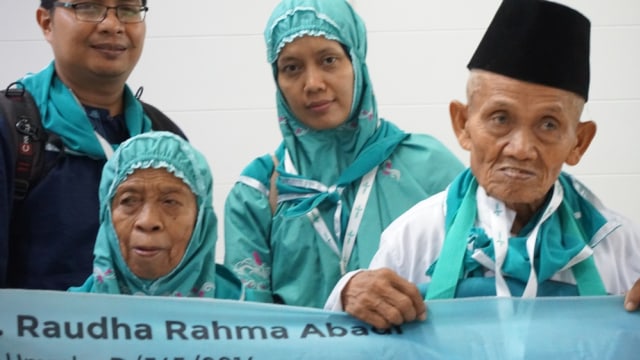 Kakek Khaerudin umroh ditemani istri tercinta (Foto: Aprilandika Pratama/kumparan)