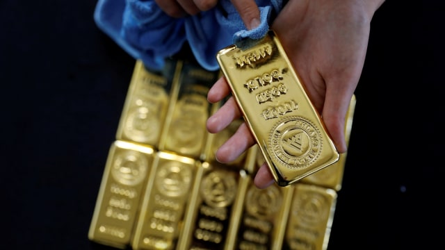 Proses pembuatan emas. (Foto: Reuters/Umit Bektas)