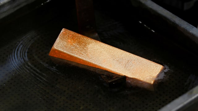 Proses pembuatan emas. (Foto: Reuters/Umit Bektas)