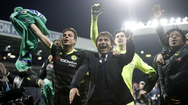 Conte dan pemainnya merayakan gelar juara. (Foto: Carl Recine/Reuters)