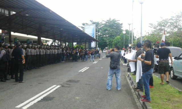 Bandara Manado Dirusak Warga (Foto: Dok. Angkasa Pura I)