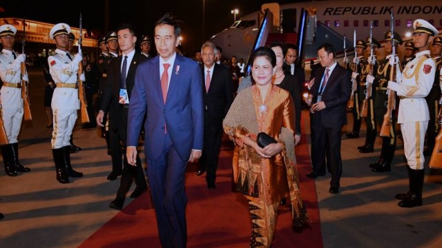 Presiden Jokowi dan Iriana tiba di Beijing, China (Foto: Dok. Biro Pers, Media, dan Informasi Sekretariat Presiden)